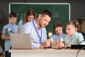 Wiedza zamknięta w walizce – czyli jak zainteresować ucznia lekcją fizyki? Sprawdź narzędzia dydaktyczne do nauki fizyki od Janmar!